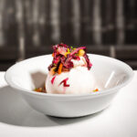 ciotola con Burrata, giardiniera e radicchio