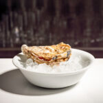 Ostrica in una ciotola con ghiaccio