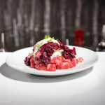 Tartare-di-Manzo,-erba-cipollina-e-radicchio